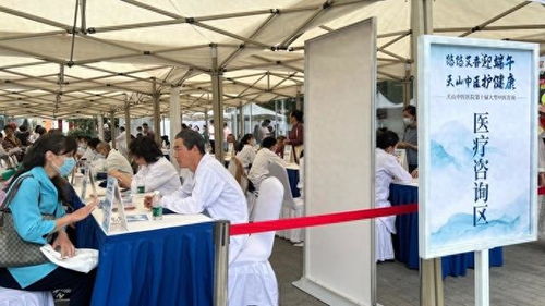 市民親手體驗制作香囊，醫院十年如一日提供大型中醫咨詢服務